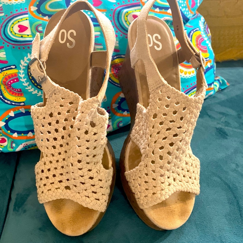 Women’s 9 dress sandals light tan, buckle closure